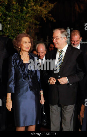 Athènes, Grèce. 12Th Nov, 2014. La Reine Sofia d'Espagne avec la ministre de la Culture grec Kostas Tasoulas. La Reine Sofia d'Espagne inaugurer l'exposition ''amis et clients d'El Greco à Tolède'' au Musée Benaki, près de la Place Syntagma à Athènes. Aristidis Crédit : Vafeiadakis/ZUMA/Alamy Fil Live News Banque D'Images