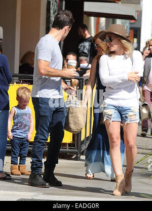 Petit-déjeuner a Hilary Duff avec fils Luca Comrie et mari Mike Comrie, auprès de qui elle a récemment séparés avec : Hilary Duff,Mike Comrie,Luca Comrie Où : Los Angeles, California, United States Quand : 10 mai 2014 Banque D'Images