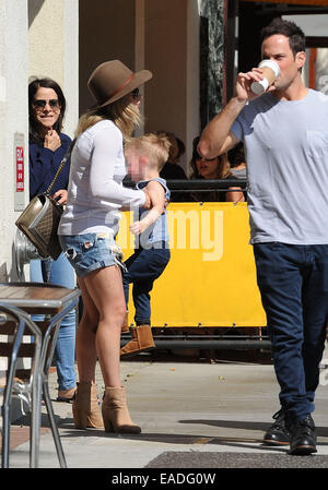 Petit-déjeuner a Hilary Duff avec fils Luca Comrie et mari Mike Comrie, auprès de qui elle a récemment séparés avec : Hilary Duff,Mike Comrie,Luca Comrie Où : Los Angeles, California, United States Quand : 10 mai 2014 Banque D'Images