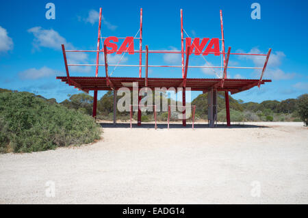 La frontière entre le Sud de l'Australie (SA) et l'Australie Occidentale (WA) à 129° est. Banque D'Images