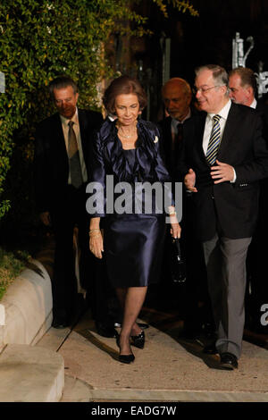 Athènes, Grèce. 12Th Nov, 2014. La Reine Sofia d'Espagne avec la ministre de la Culture grec Kostas Tasoulas. La Reine Sofia d'Espagne inaugurer l'exposition ''amis et clients d'El Greco à Tolède'' au Musée Benaki, près de la Place Syntagma à Athènes. Aristidis Crédit : Vafeiadakis/ZUMA/Alamy Fil Live News Banque D'Images