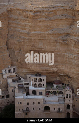 Jéricho, ville de Cisjordanie à Jéricho. 12Th Nov, 2014. Une vue générale de l'Église orthodoxe grecque St. George monastery est vu dans Wadi Qelt, près de la ville cisjordanienne de Jéricho, le 12 novembre, 2014. Le sixième siècle accroché à flanc de falaise, avec son ancienne chapelle et jardins, est actif et habitée par des moines grecs orthodoxes. Wadi Qelt est une vallée à l'ouest à l'est à travers le désert de Judée en Cisjordanie, près de Jérusalem, originaires et clôturant près de Jéricho. © Luay Sababa/Xinhua/Alamy Live News Banque D'Images