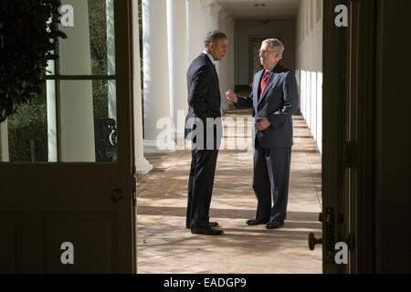 Le président américain Barack Obama parle avec le leader de l'opposition au Sénat Mitch McConnell, à la suite de la victoire républicaine lors des élections sur la Colonnade de la Maison Blanche le 7 novembre 2014 à Washington, DC. Banque D'Images