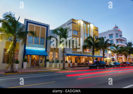 Miami Beach Florida,Ocean Drive,crépuscule,soirée,nuit,Ocean Five,hôtel,hôtel,hôtels,Art déco,bâtiments,exposition au temps,circulation,FL140930001 Banque D'Images