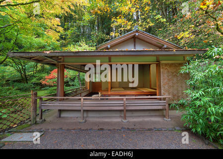 Maison de thé au jardin japonais de Portland en automne Banque D'Images