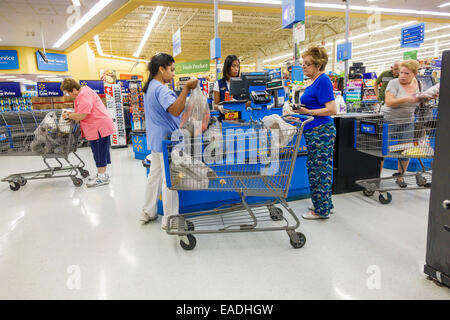 Miami Florida,Walmart Big-Box,shopping shopper shoppers magasins marché marchés achats vente,magasin de détail commerces d'affaires,c Banque D'Images