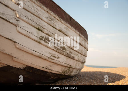 Vieux bateau sur la plage Banque D'Images