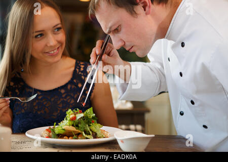 Chef decorating salade. Banque D'Images