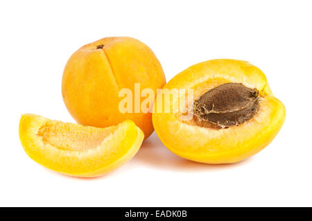 Abricots frais isolé sur fond blanc avec clipping path Banque D'Images