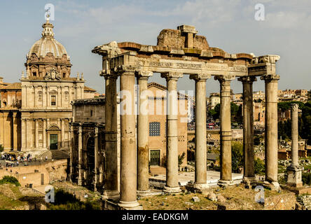 Foro Romano. Ruines classiques se mêlent aux églises médiévales à Rome, dans le centre ancien. Banque D'Images