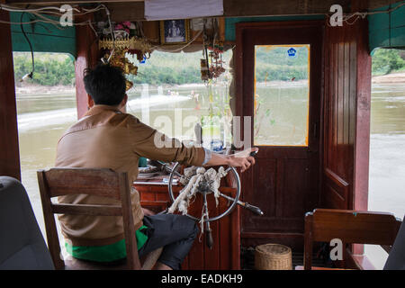 À l'aide de pilotes volant sur deux jours de croisière sur un bateau lent le long de la rivière du Mékong, Laos, Asie du Sud Est, Asie, Banque D'Images
