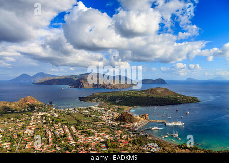 Vue panoramique sur les îles éoliennes depuis Vulcano Banque D'Images