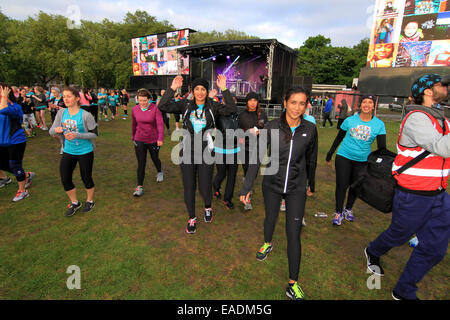 'La Nuit nous appartient' féministe 10K sponsorisé par Nike + et tenue à Victoria Park, London Où : London, Royaume-Uni Quand : 10 mai 2014 Banque D'Images