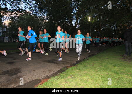 'La Nuit nous appartient' féministe 10K sponsorisé par Nike + et tenue à Victoria Park, London Où : London, Royaume-Uni Quand : 10 mai 2014 Banque D'Images