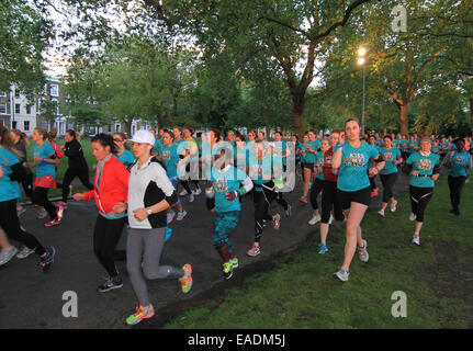 'La Nuit nous appartient' féministe 10K sponsorisé par Nike + et tenue à Victoria Park, London Où : London, Royaume-Uni Quand : 10 mai 2014 Banque D'Images