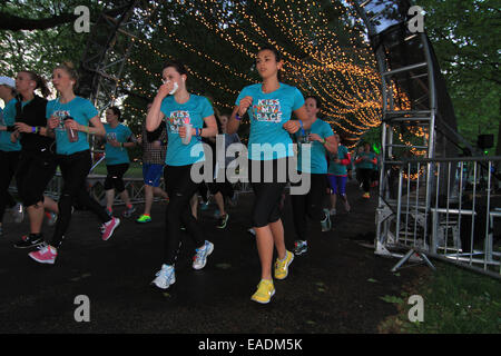 'La Nuit nous appartient' féministe 10K sponsorisé par Nike + et tenue à Victoria Park, London Où : London, Royaume-Uni Quand : 10 mai 2014 Banque D'Images