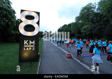 'La Nuit nous appartient' féministe 10K sponsorisé par Nike + et tenue à Victoria Park, London Où : London, Royaume-Uni Quand : 10 mai 2014 Banque D'Images