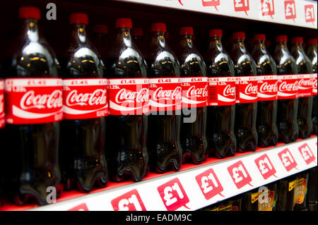 Coca cola bouteilles de coca en vente dans un supermarché. Banque D'Images