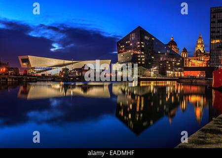 Liverpool docks et front de mer, avec musée de Liverpool sur l'horizon. Banque D'Images