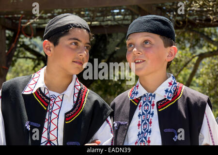 Greek-American les garçons, danseurs, Marin Festival Grec, ville de Novato, comté de Marin, en Californie Banque D'Images