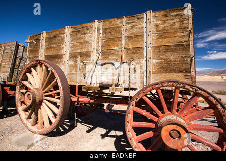 Un vieux wagon train à l'Harmony Borax works dans la vallée de la mort qui est le plus faible, le plus chaud, le plus sec aux Etats-Unis, avec une pluviométrie annuelle moyenne d'environ 2 pouces, certaines années, il ne reçoit pas de pluie du tout. Banque D'Images