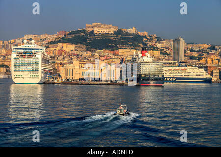 Navires de croisière dans le port de Naples Banque D'Images