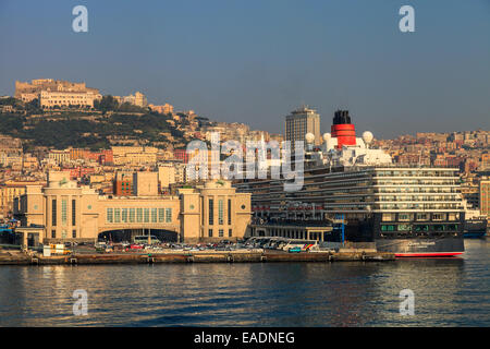 Navires de croisière dans le port de Naples Banque D'Images