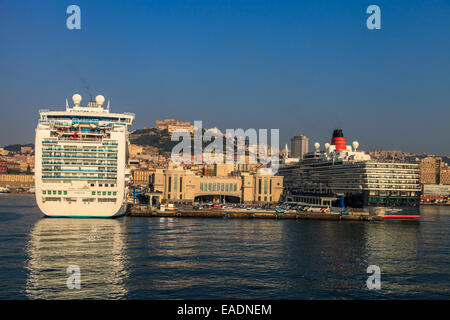 Navires de croisière dans le port de Naples Banque D'Images