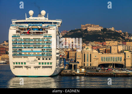 Navires de croisière dans le port de Naples Banque D'Images