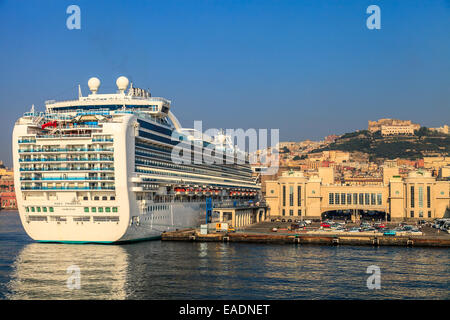 Navires de croisière dans le port de Naples Banque D'Images