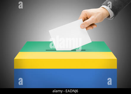 Concept de vote - Urne en peint de couleurs du drapeau national - Gabon Banque D'Images