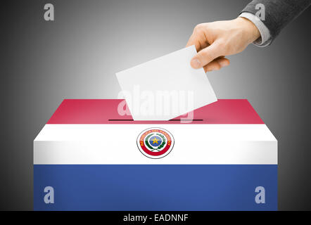 Concept de vote - Urne en peint de couleurs du drapeau national - Paraguay Banque D'Images