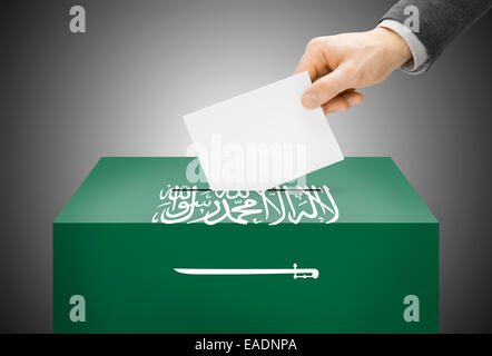 Concept de vote - Urne en peint de couleurs du drapeau national - l'Arabie Saoudite Banque D'Images