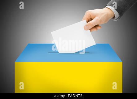 Concept de vote - Urne en peint de couleurs du drapeau national - Ukraine Banque D'Images