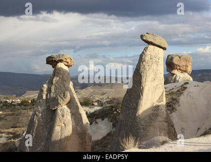 Cheminées de fées appelé 'Trois beautés (nouvelle) güzeller' à Urgup, région de Cappadoce, Turquie. Banque D'Images