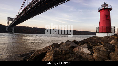 George Washington Bridge et Phare, New York City Banque D'Images