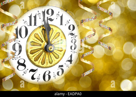 New Years Eve party horloge avec banderolles et abstrait fond clair Banque D'Images