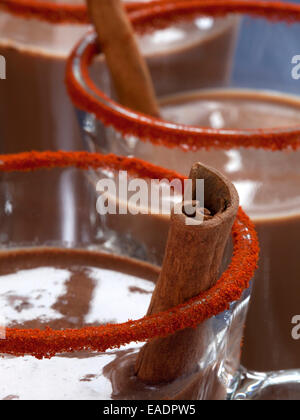 Jante de cacao chaud épicé avec du poivre et le bâton de cannelle Banque D'Images