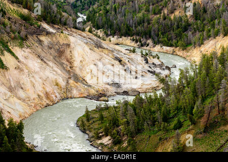 Yellowstone River de la calcite Springs oublier dans le Parc National de Yellowstone. Banque D'Images