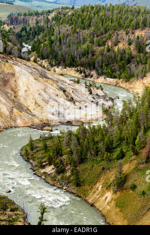 Yellowstone River de la calcite Springs oublier dans le Parc National de Yellowstone. Banque D'Images