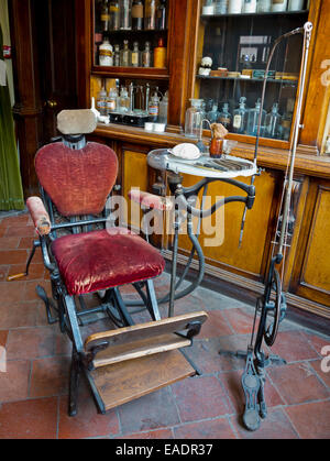 L'intérieur d'une chaise Dentistes Pharmaciens shop à Blists Hill Victorian Town un musée en plein air à Madeley près de Telford Shropshire UK Banque D'Images