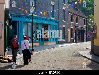 Vue sur la rue avec des magasins à Blists Hill Victorian Town un musée en plein air à Madeley près de Telford Shropshire en Angleterre Banque D'Images