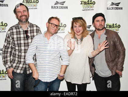 Bala Cynwyd, Pennsylvania, USA. 12 novembre, 2014. Groupe de rock indépendant canadien Stars posent à Radio 145,5 millions aujourd''s Performance Theatre le 12 novembre 2014 à Bala Cynwyd, Pennsylvania, United States. Crédit : Paul Froggatt/Alamy Live News Banque D'Images