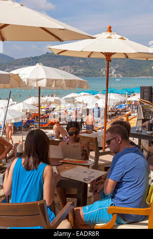 Les touristes dans le restaurant sur la plage de Patong, Phuket, Thailand