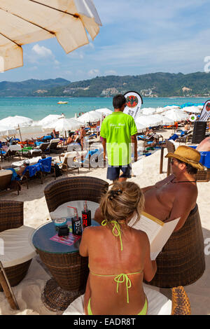 Les touristes dans un bar sur la plage de Patong, Phuket, Thailand Banque D'Images