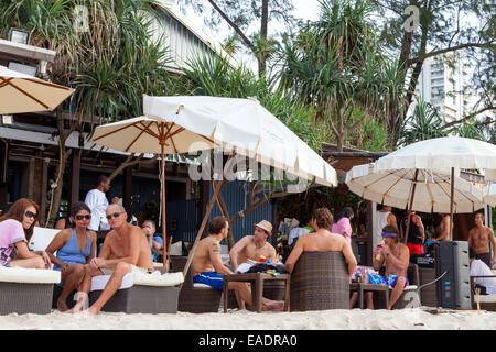 Les touristes au restaurant sur la plage de Patong, Phuket, Thailand