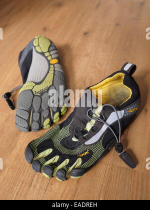 Paire de Vibram FiveFingers chaussures de course pieds nus Banque D'Images