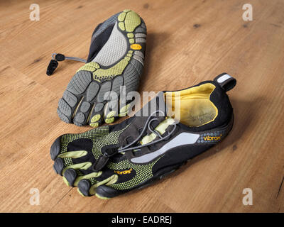 Paire de Vibram FiveFingers chaussures de course pieds nus Banque D'Images