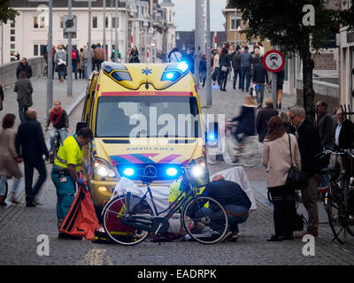 Ambulance néerlandaise d'aider une vieille dame qui était sur un accident d'équitation un vélo à Maastricht, aux Pays-Bas, en Europe Banque D'Images