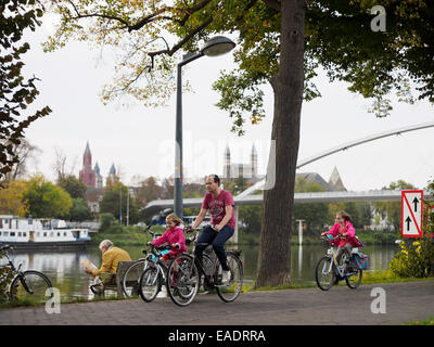 Man riding a bike avec ses filles à la Charles Eyck Park à Maastricht, aux Pays-Bas, en Europe Banque D'Images